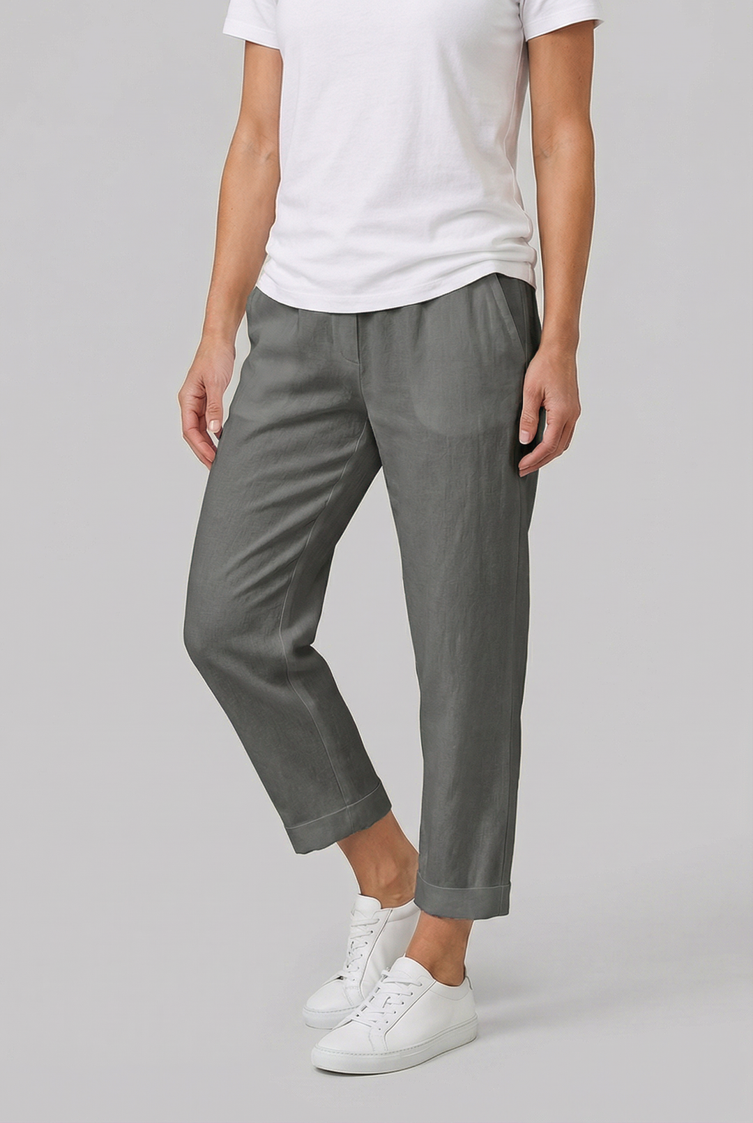 Versatile women's lightweight straight-leg trousers for casual or smart-casual summer outfits.