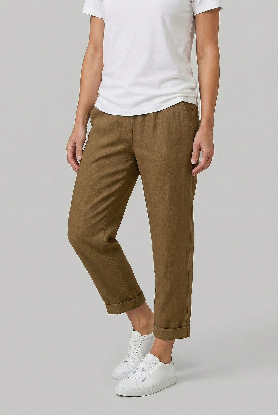 Tailored women's straight-leg trousers: lightweight, breathable fabric, ideal for summer comfort.