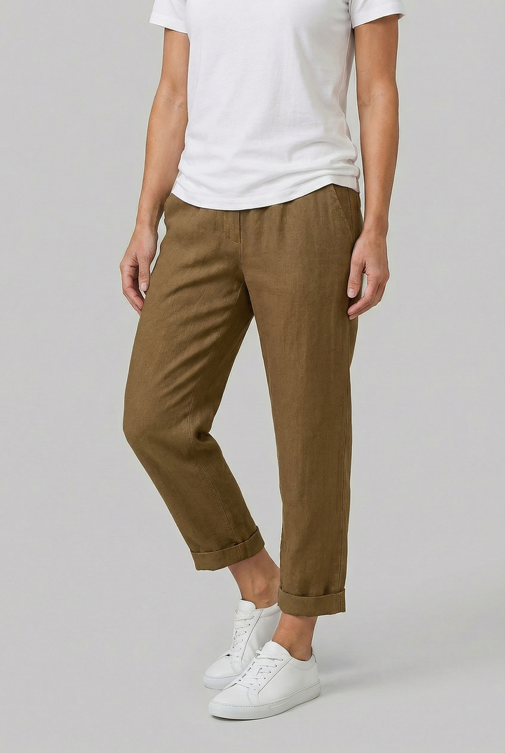 Tailored women's straight-leg trousers: lightweight, breathable fabric, ideal for summer comfort.