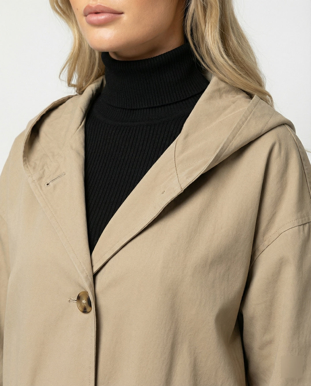 Chic women's long waterproof & windproof trench coat. Elegant all-weather jacket, ideal for classic style & rain protection.