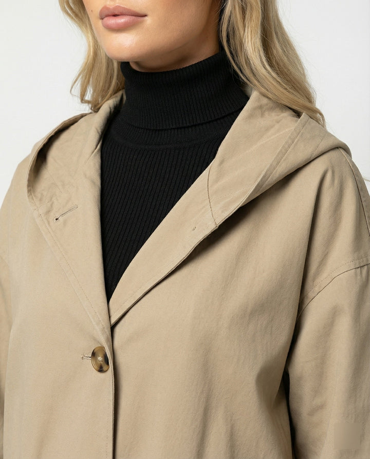 Chic women's long waterproof & windproof trench coat. Elegant all-weather jacket, ideal for classic style & rain protection.