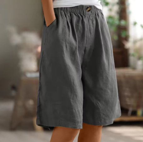Comfortable women's wide-leg shorts with an elastic high waist, suitable for beach or casual wear.