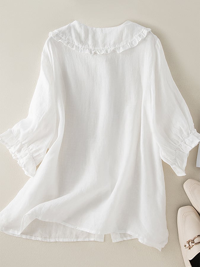 Casual women's shirt with an elegant ruffle collar, ideal for warm weather and everyday style.