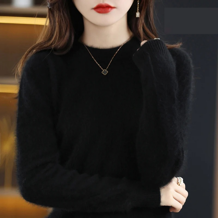 Women's comfortable round neck pullover, elegant and soft, ideal for chic winter fashion.