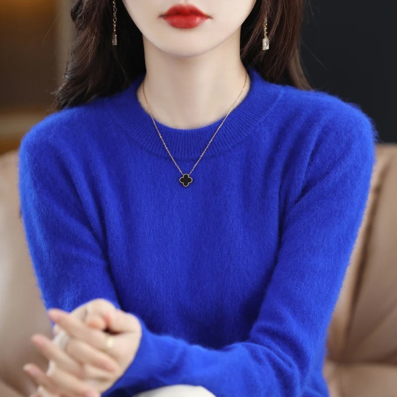 Elegant women's pullover with a soft round neck, perfect for chic winter and everyday fashion.