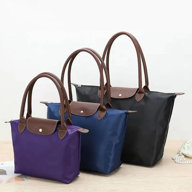 High-quality women's luxury shoulder bag. Spacious, stylish, and secure with a sturdy zip closure.
