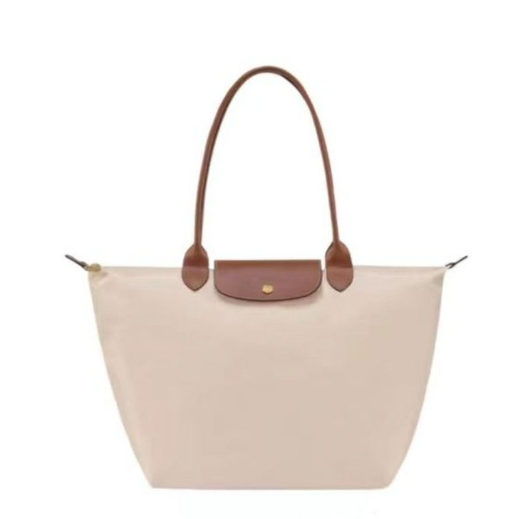 Elegant women's luxury shoulder handbag. Spacious design with secure zip, ideal for fashion.