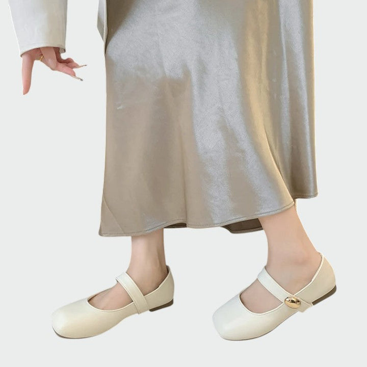 Comfortable women's flats: minimalist Mary Jane design with glossy finish and sturdy buckle.
