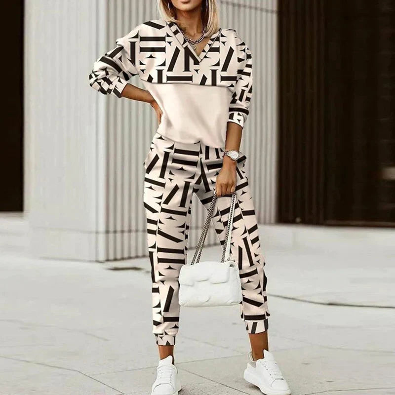 Fashionable women's tracksuit with a versatile zipper top, great for streetwear and comfort.