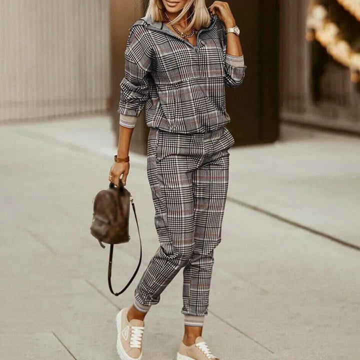 Modern women's sportswear tracksuit with a functional zipper top, ideal for active or relaxed wear.