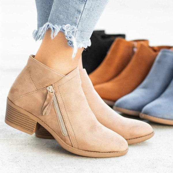 Modern women's fashion boots, comfortable and supportive, great for versatile daily use.