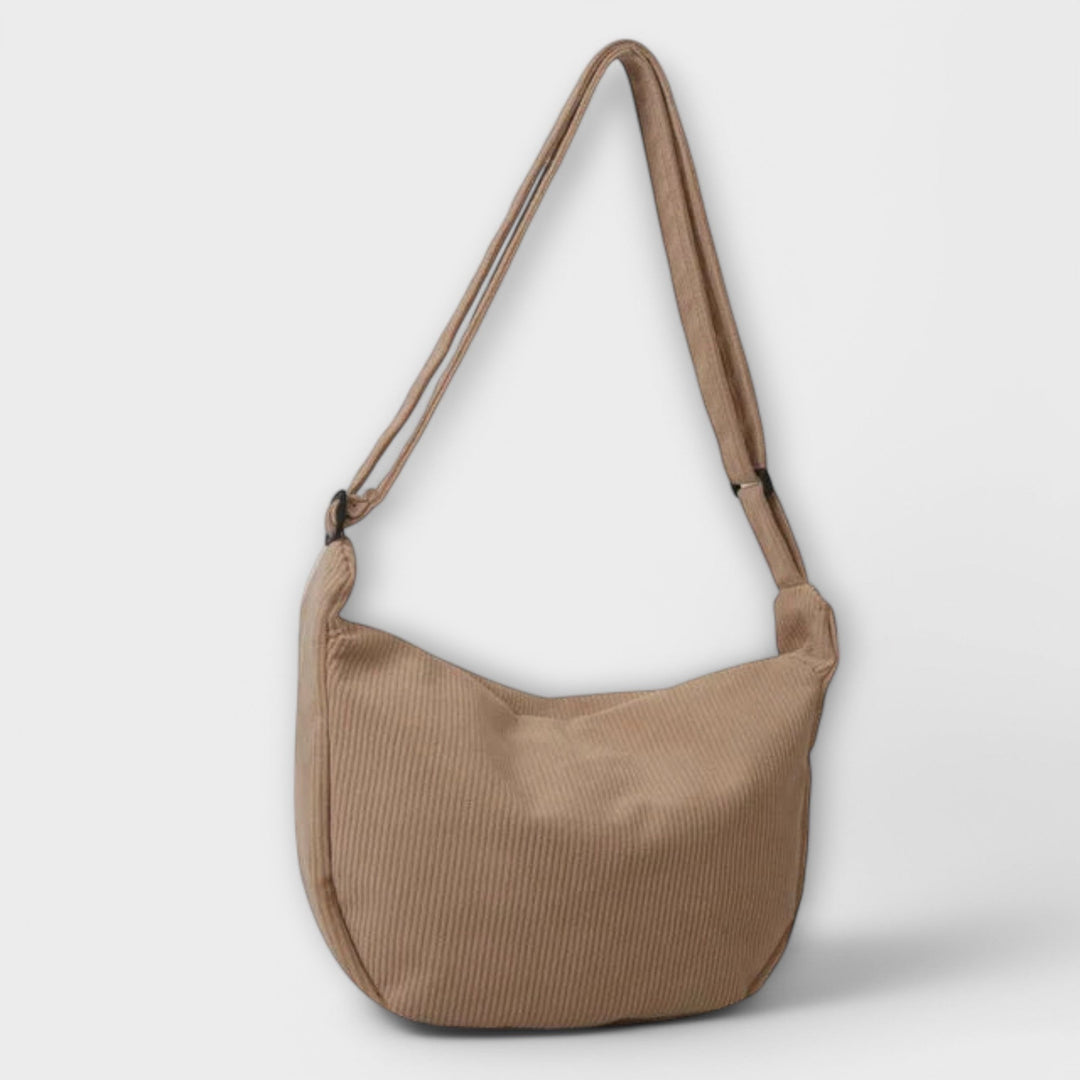 Versatile women's modern shoulder bag, ideal as a casual yet chic everyday accessory
