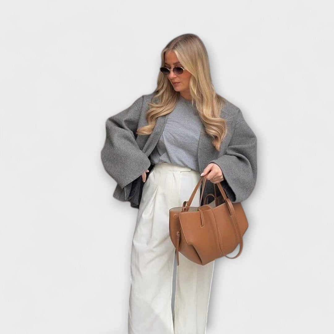 Trendy women's everyday handbag with adjustable strap, suitable for both shoulder and crossbody use