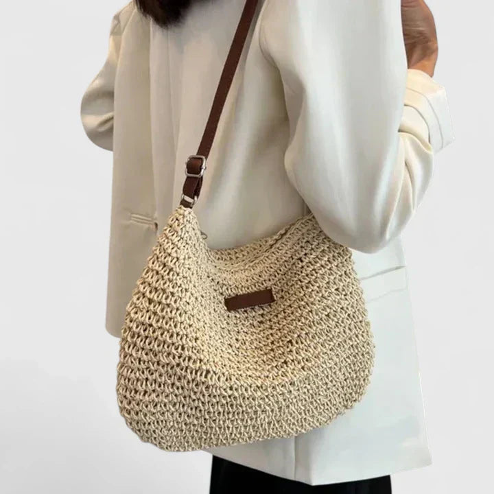 Casual women's natural woven shoulder bag, perfect for summer, highlighting its unique texture.
