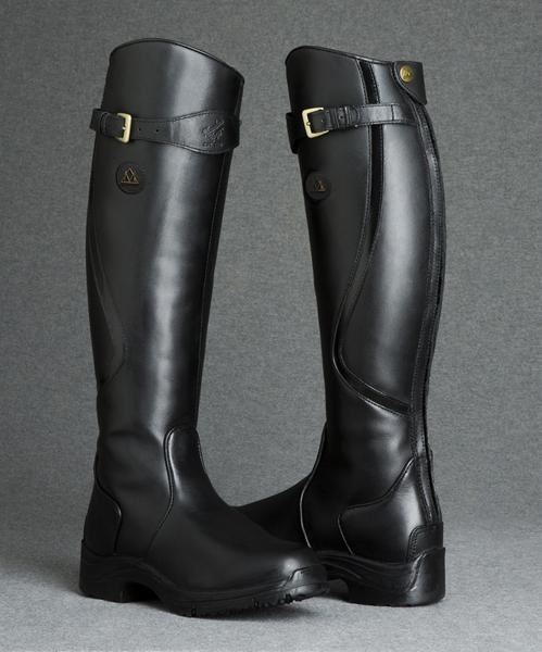 Comfortable Nova women's boots featuring anti-slip traction for all-weather conditions & outdoor durability.