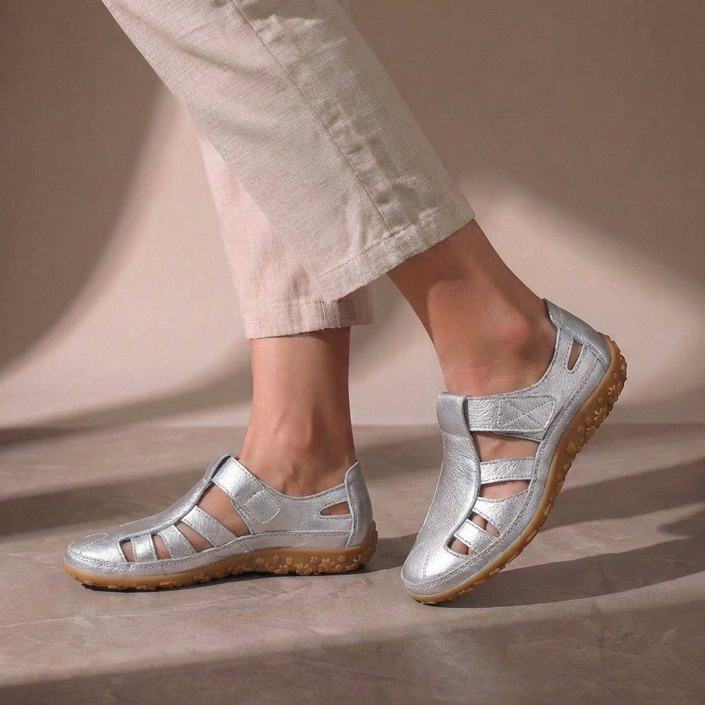Versatile women's fashion closed-toe sandals, orthopedic style with adjustable straps for summer.