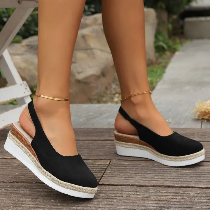 Flat women's loafers with arch support, perfect for all-day comfort and fashion.