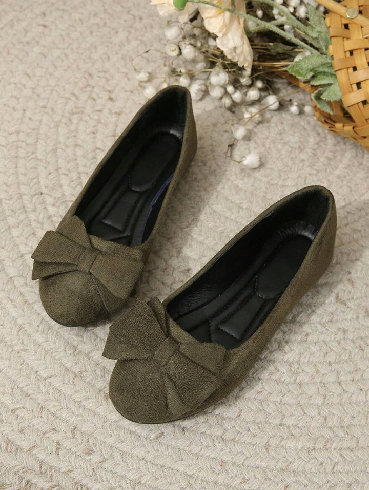 Stylish women's orthopedic loafers in black, offering ankle support and all-day comfort for walking
