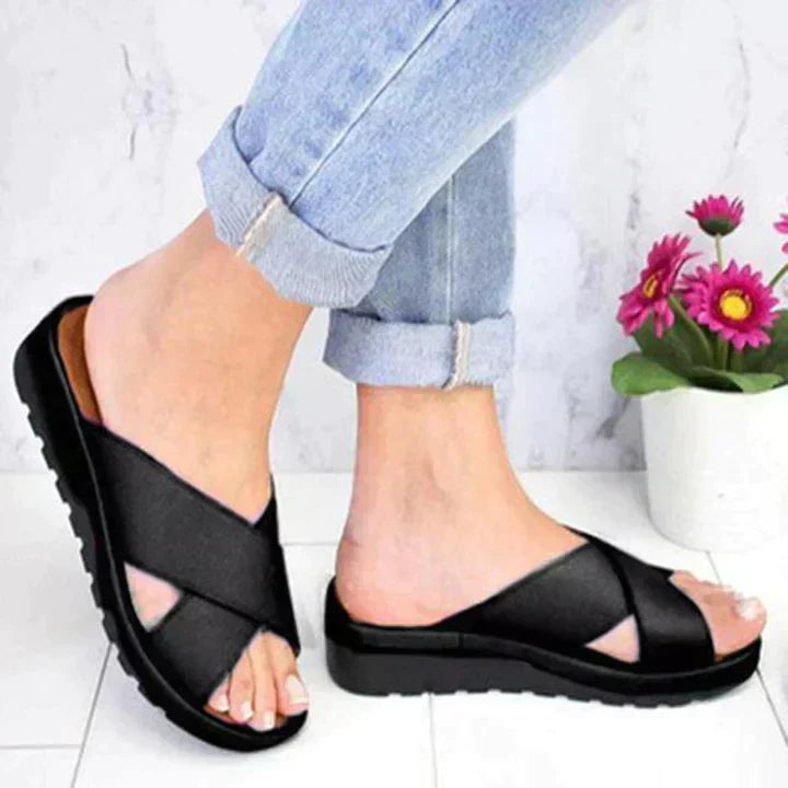 Fashionable women's orthopedic sandals with arch support, perfect for summer casual outings