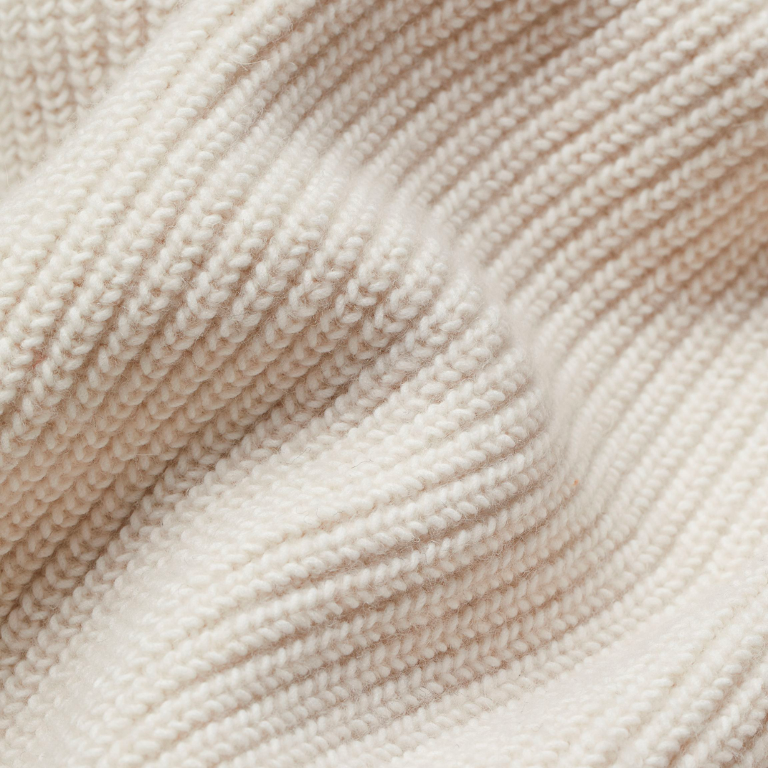 Comfortable women's oversized knitwear cardigan with pockets, made from warm wool in a versatile beige hue.