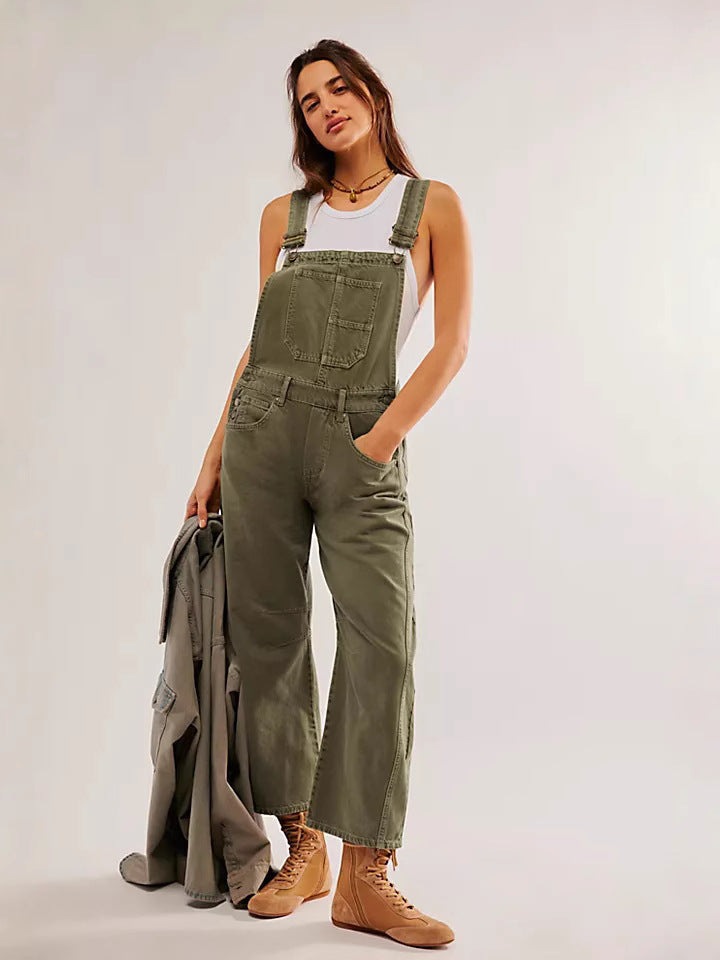 Women's oversized overalls with adjustable straps & practical utility pockets. Casual, comfortable fit.
