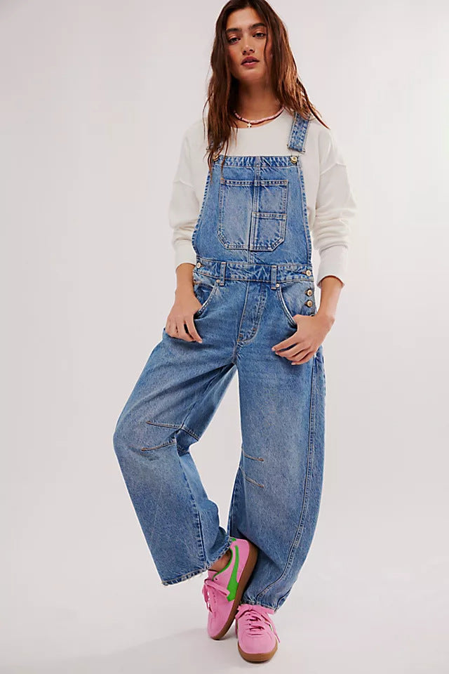 Versatile women's oversized casual overalls in black. Relaxed fit, practical pockets for comfortable everyday wear.
