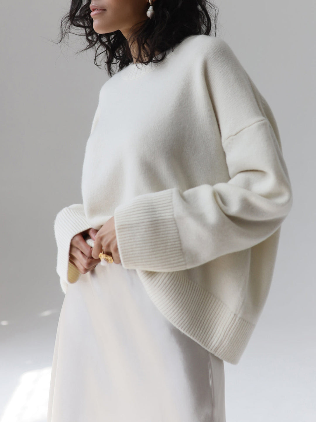 Fashionable women's oversized knit sweater, ideal for chilly winter days