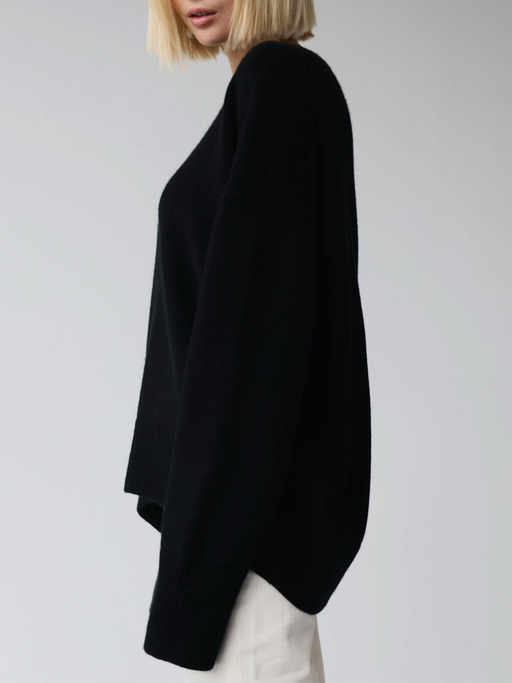 Comfortable women's oversized knit sweater, soft fabric, perfect for lounging