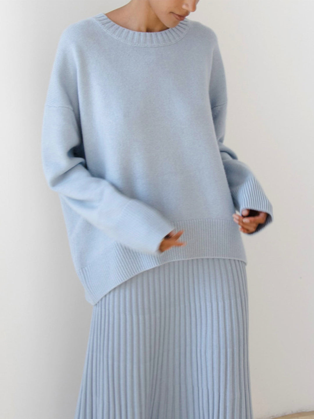 Stylish women's oversized knit sweater, comfortable and warm winter top