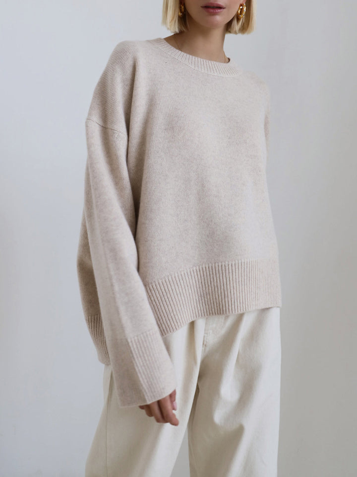 Long sleeve women's oversized knit sweater, round neck for comfortable wear