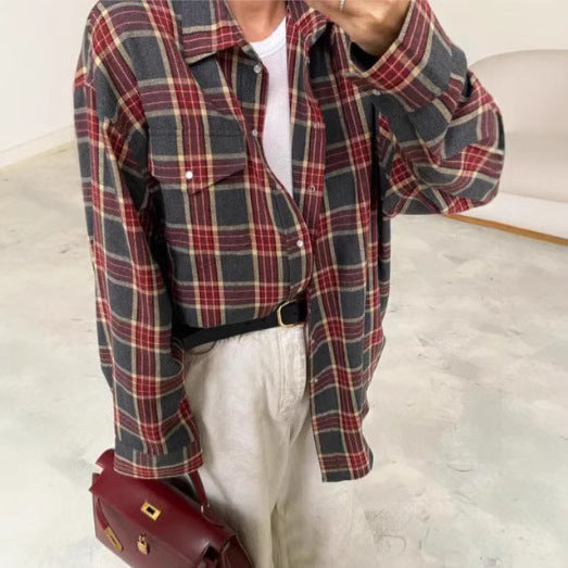 Women's casual oversized checkered blouse. Stylish long sleeve button-down shirt, comfortable for everyday fashion.