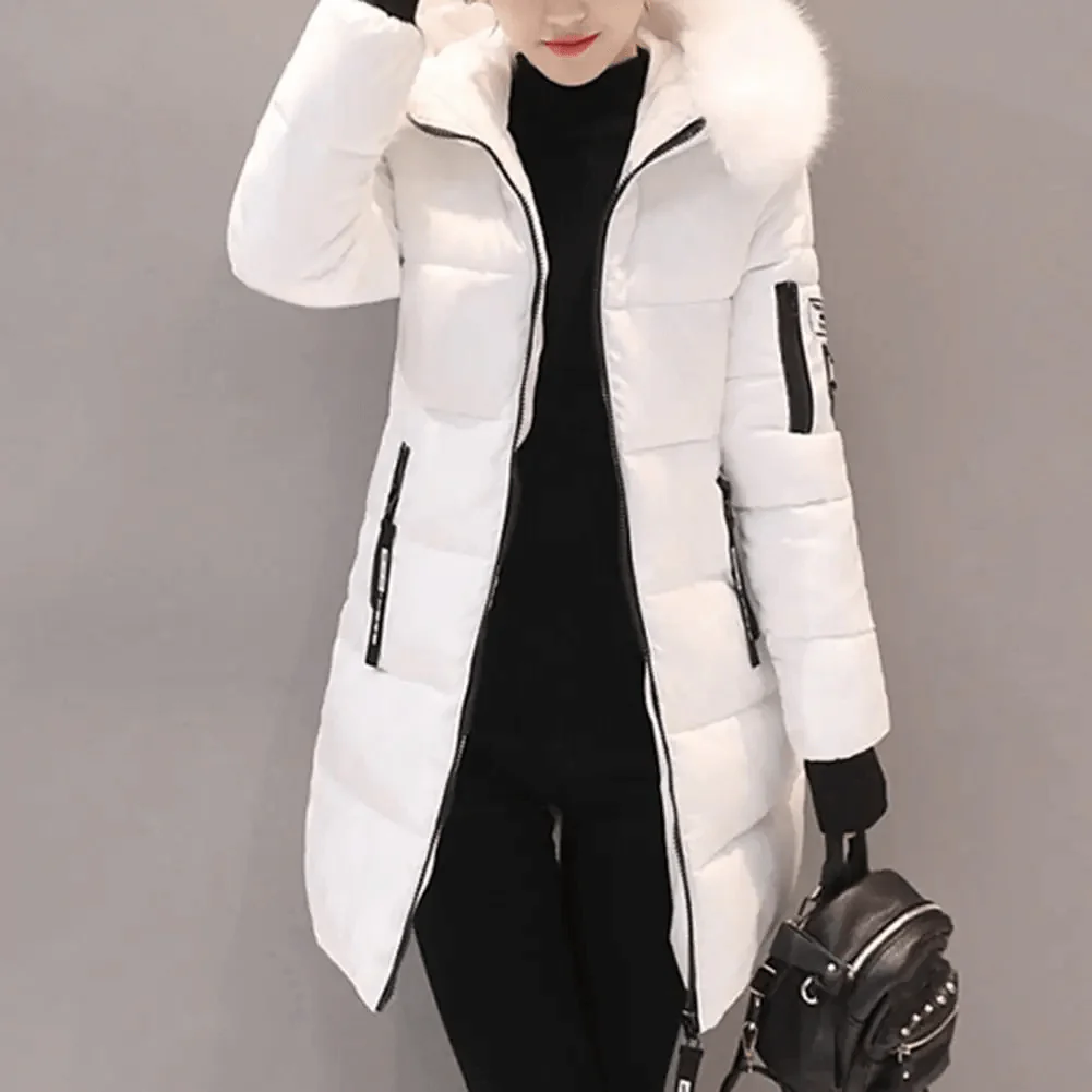 Casual women's oversized puffer coat, ideal for winter. Features a stylish faux fur hood & comfortable ribbed cuffs.