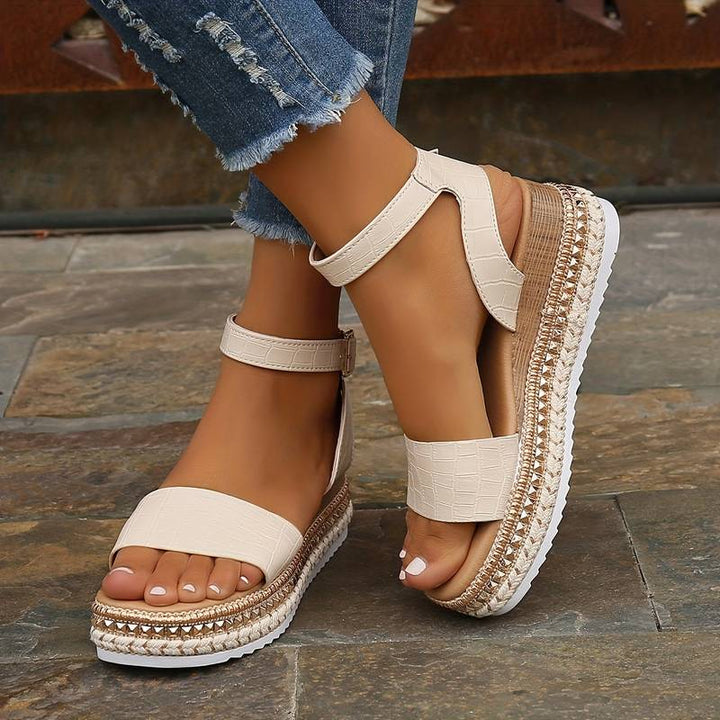 Beach-ready women's platform sandals with supportive ankle strap, designed for comfortable summer wear.