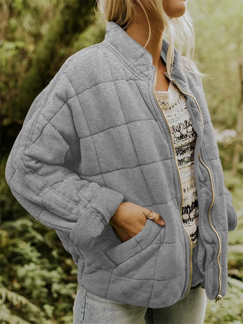 Stylish women's quilted jacket with full zip closure, a modern look for everyday fashion.
