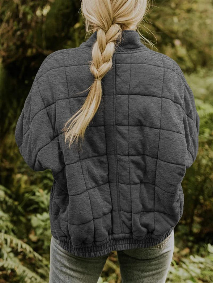 Modern women's quilted lightweight jacket, featuring a sleek design for everyday outfits.