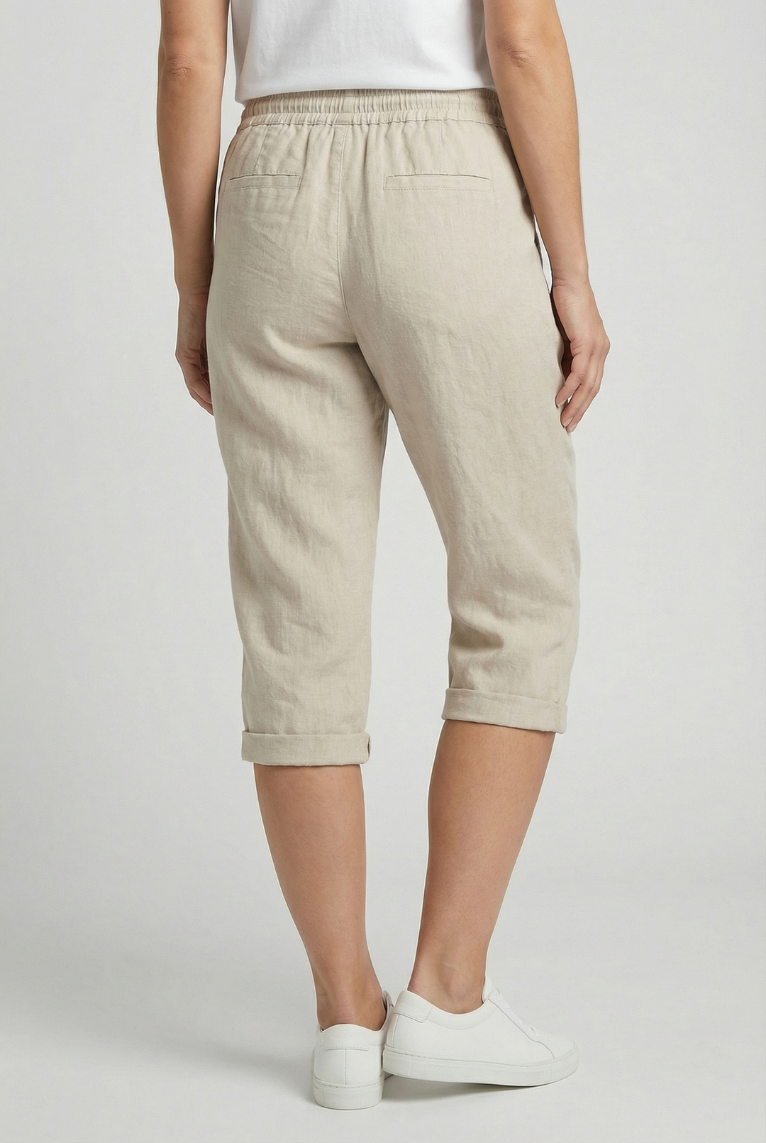 Summer-ready women's relaxed fit capris, ideal for warm weather, elastic waist & pockets.