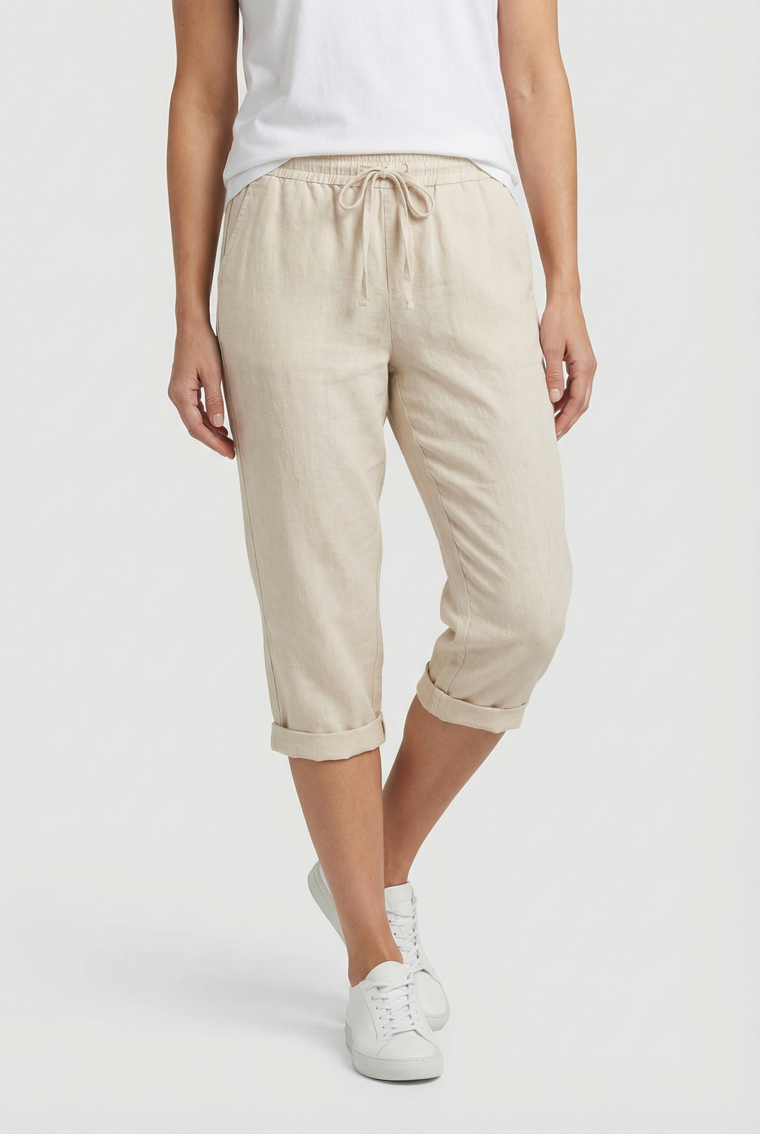 Everyday women's capris, relaxed fit, elastic waist for easy wear, and functional pockets.