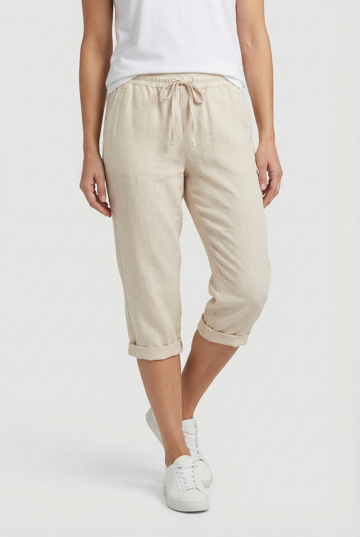 Everyday women's capris, relaxed fit, elastic waist for easy wear, and functional pockets.