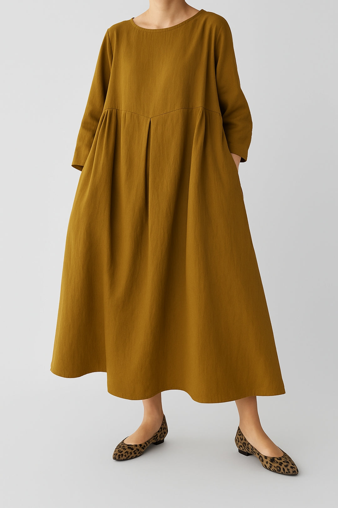 Comfortable women's midi dress, relaxed fit, featuring stylish front pleats and versatile design.