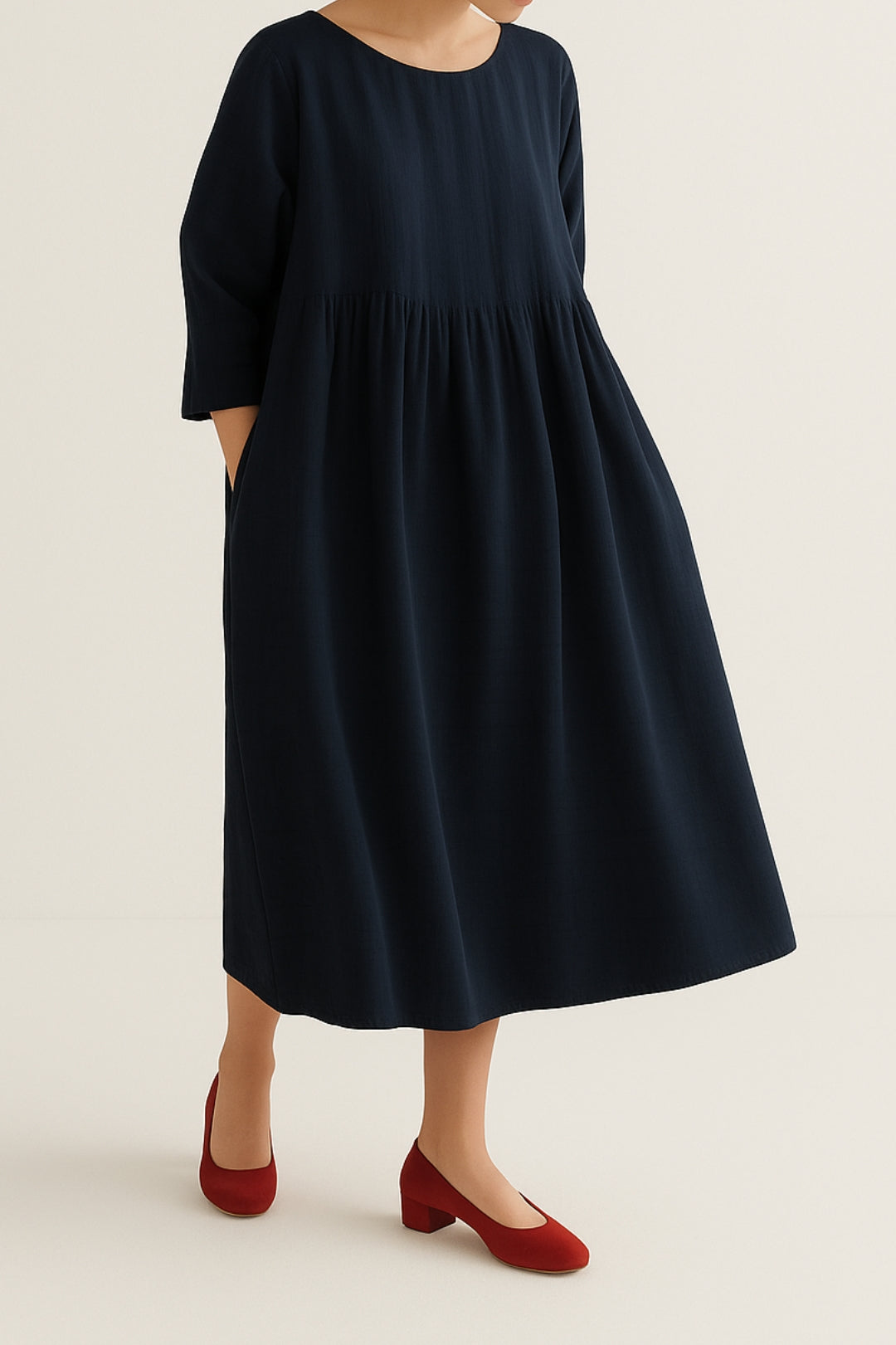 Versatile women's pleated midi dress with a relaxed fit, a comfortable and fashionable day dress.