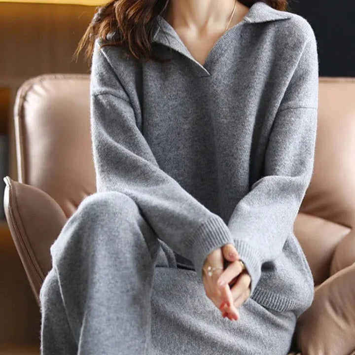 Two-piece women's relaxed fit loungewear set for winter, ideal for comfortable everyday fashion.