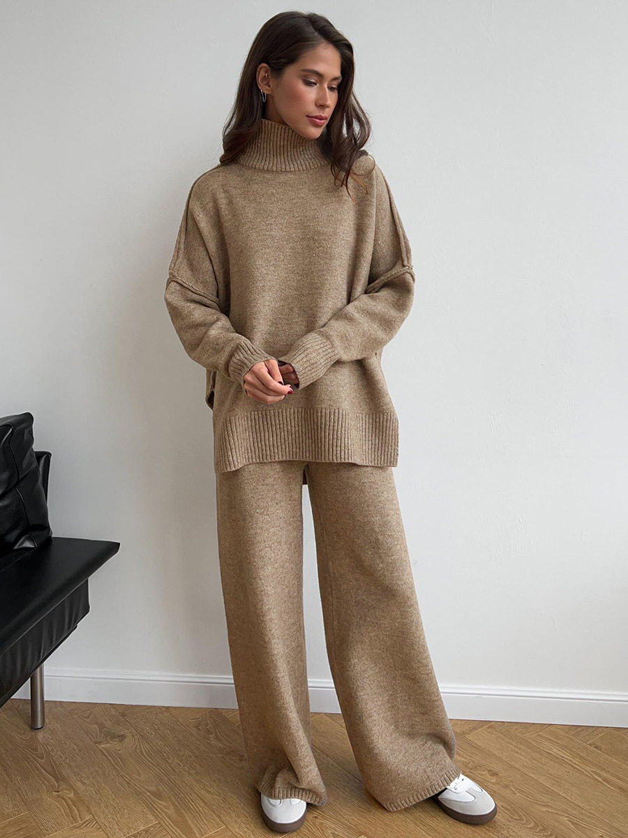 Model wearing a cozy two-piece women's lounge set, ideal for relaxed spring and summer activities.