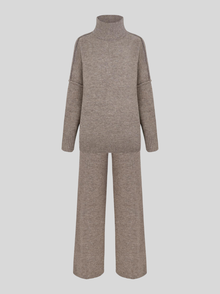 Versatile women's lounge set, featuring a relaxed fit, suitable for spring apparel and summer outfit.