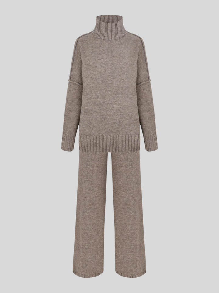Versatile women's lounge set, featuring a relaxed fit, suitable for spring apparel and summer outfit.