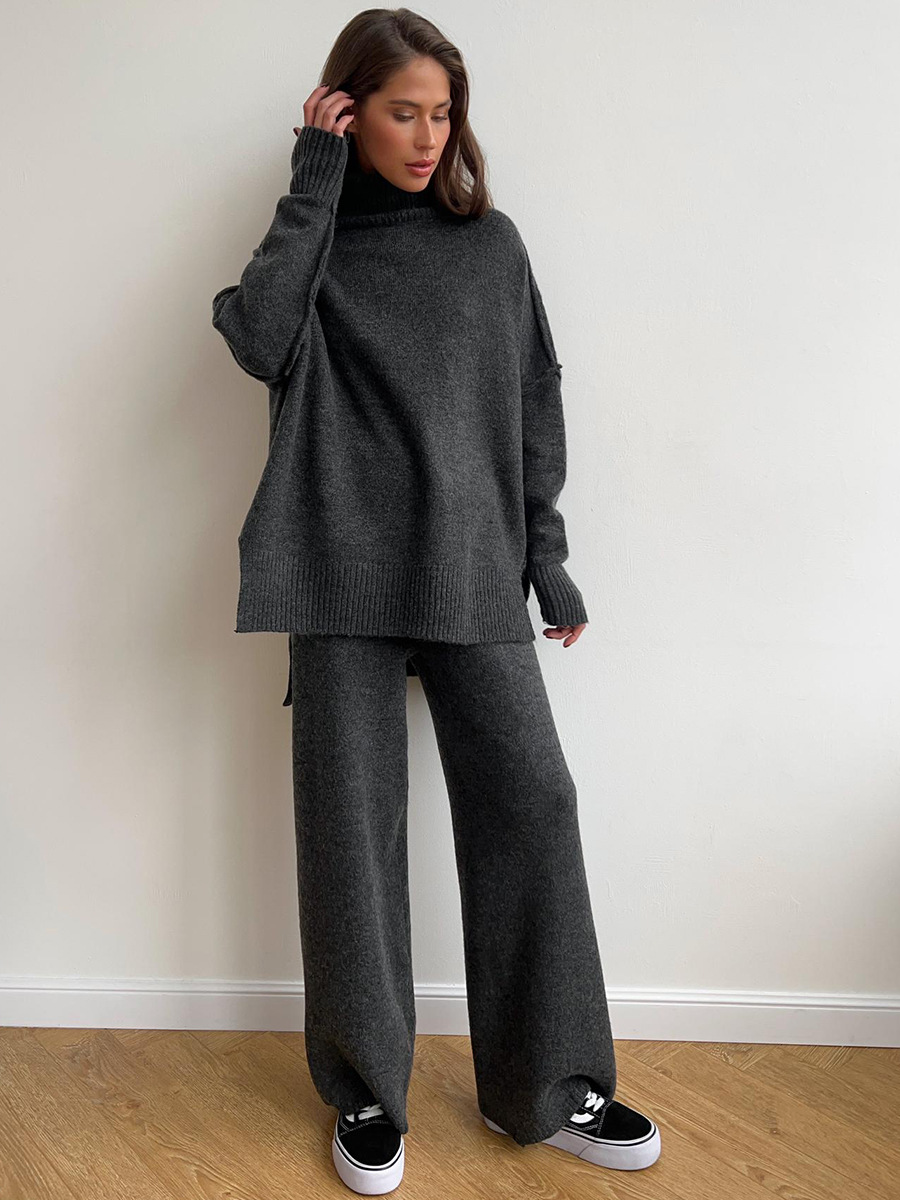 Full shot of a comfortable women's two-piece lounge set, showcasing casual chic for spring/summer.