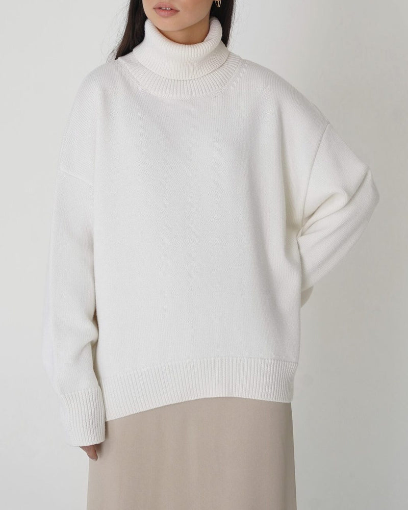 Lightweight women's turtleneck sweater, ideal for versatile spring fashion and everyday style