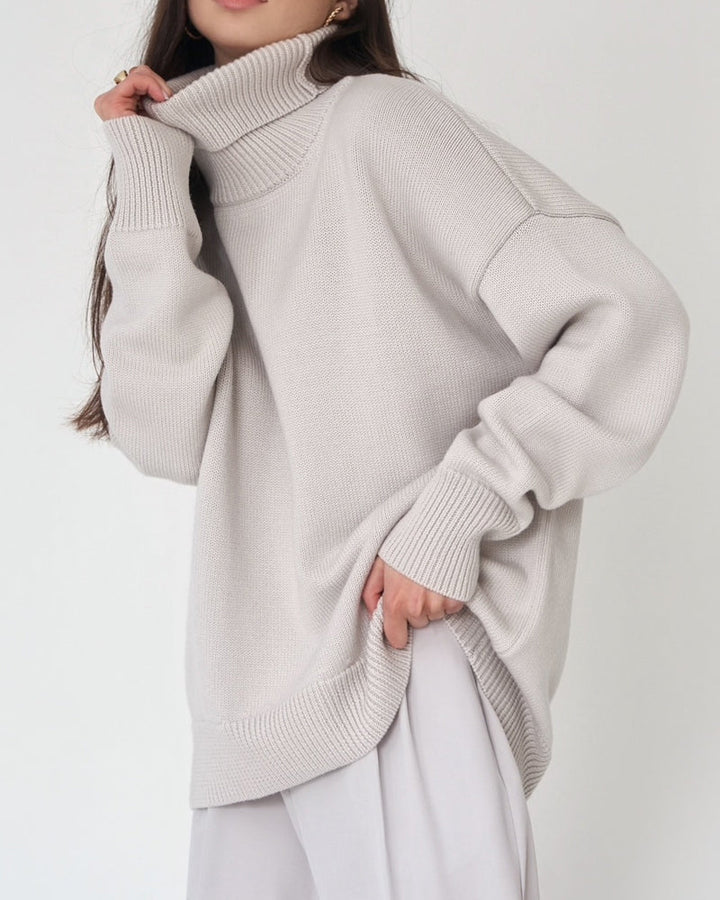 Elegant women's spring turtleneck sweater with a relaxed fit, an essential for everyday style