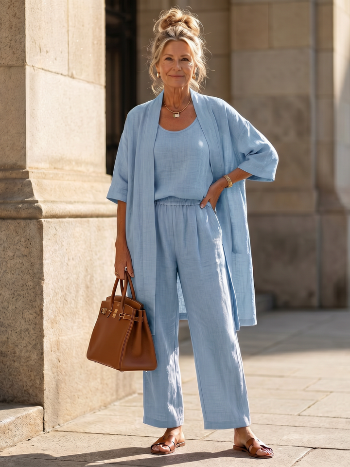 Versatile women's three-piece clothing set, offering a relaxed fit for casual and everyday use.