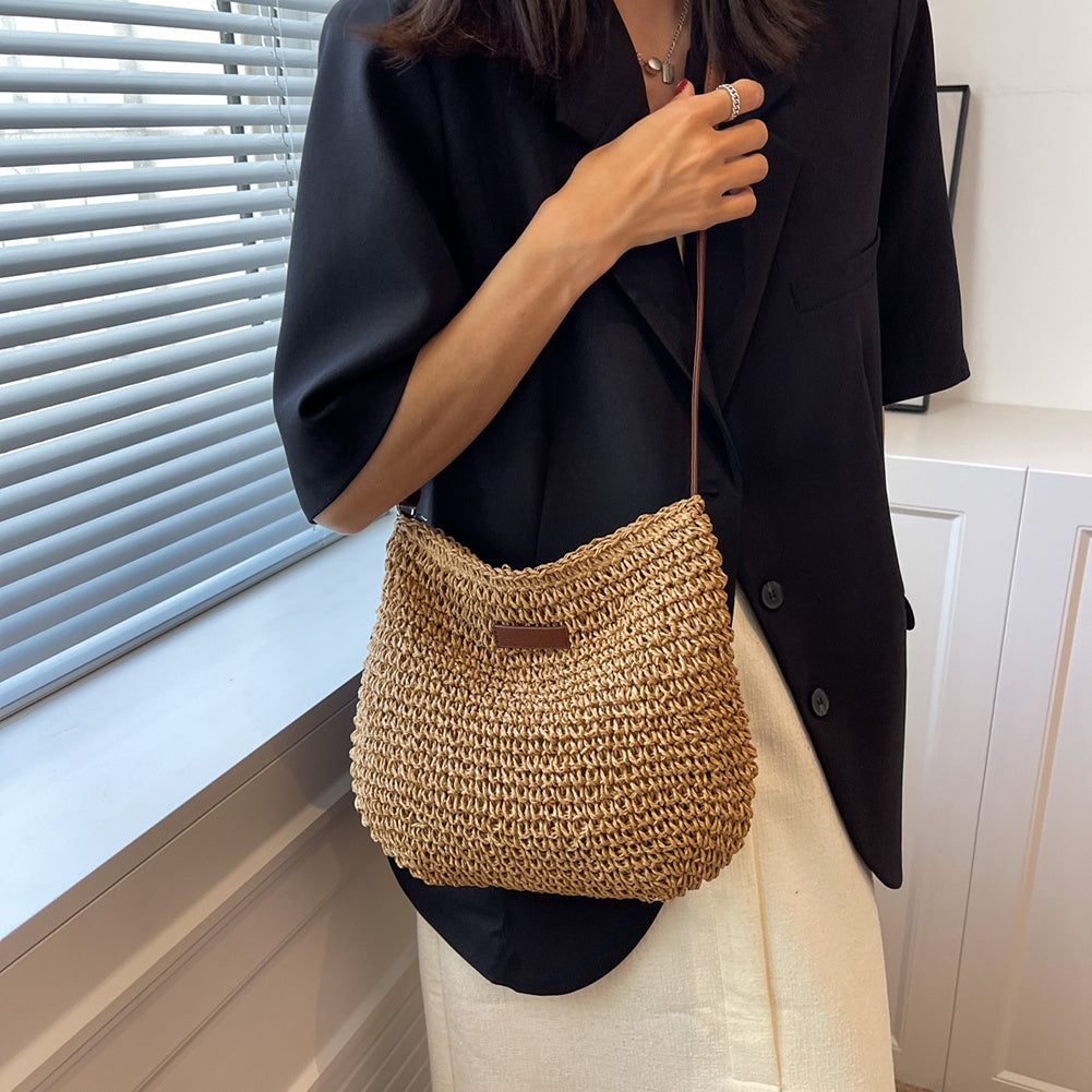 Casual women's shoulder bag with a woven texture, great for summer outfits. Trendy and versatile.