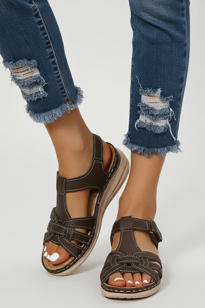 Stylish women's summer sandals with a retro buckle design, combining comfort and a strappy look.